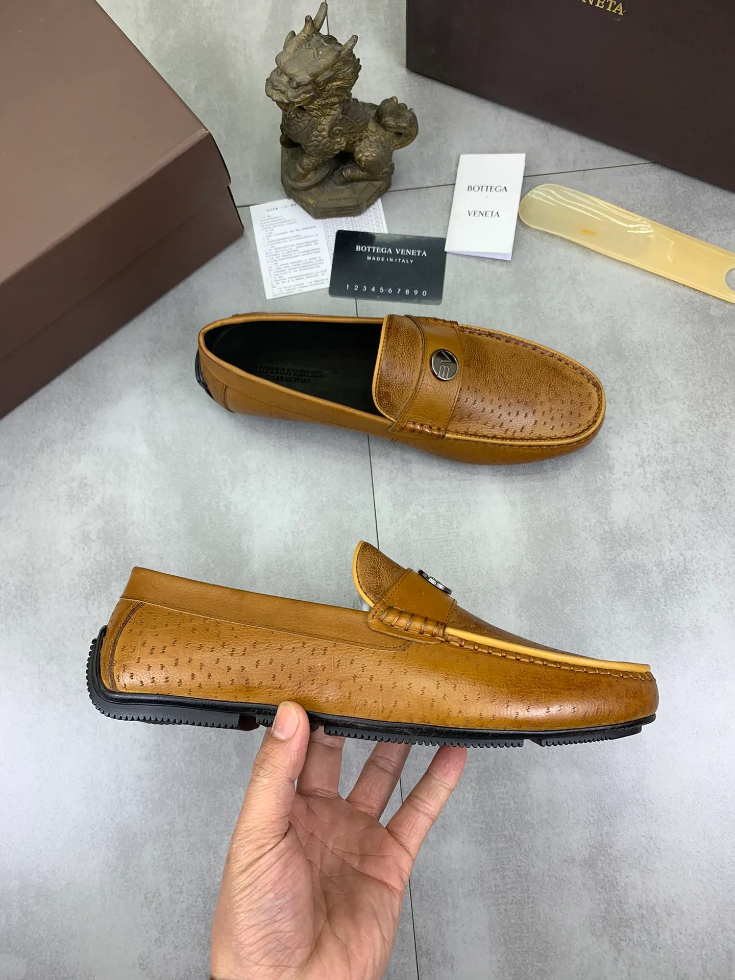 Men's shoes 💰P420 [New model] Water-dyed Niuli 💰High-quality business beanie shoes 💎💎💎 BOTTEGA VENETA official website synchronizes the latest top version of BV in the market, accepts material comparison, shoe type comparison, process comparison, practical and texture, versatile, suitable for any occasion, the more you look at it, the more it tastes. Pure hand-woven craftsmanship - Upper material, hand-woven calfskin imported from Italy 🇮🇹 - High-quality water-dyed cowhide lining - Original private model customized outsole -Size: 39-44 (38 45 can be customized) Color: black or brown optional